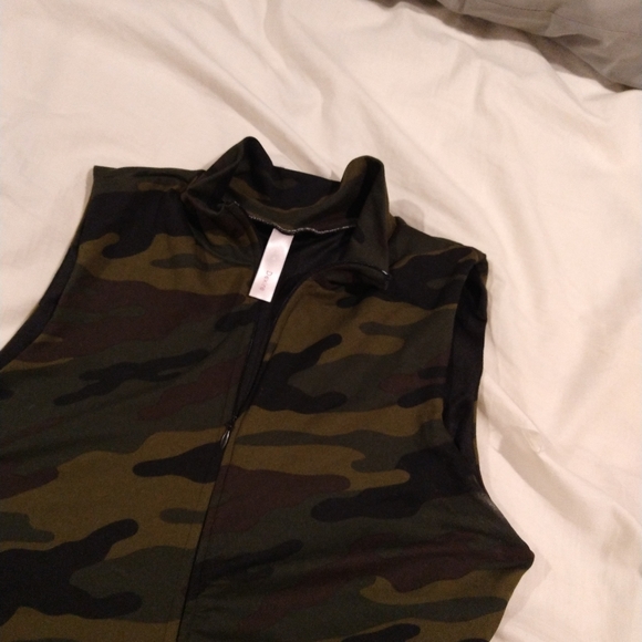 Camo Shorts Jumpsuit with Zipper Front - Picture 5 of 8